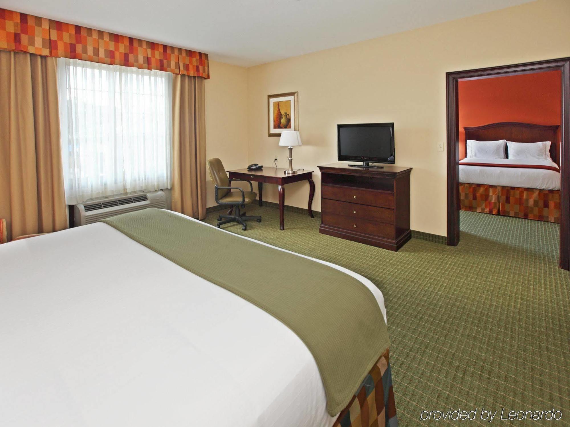 Holiday Inn Express Hotel & Suites Henderson - Traffic Star By Ihg Room photo