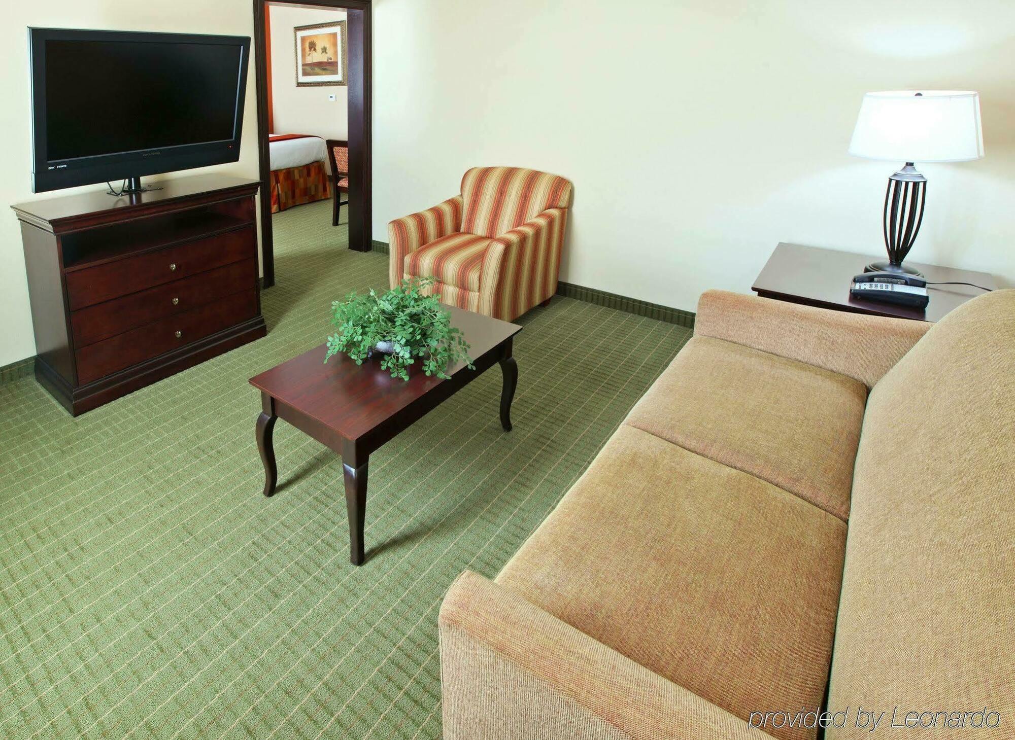 Holiday Inn Express Hotel & Suites Henderson - Traffic Star By Ihg Room photo